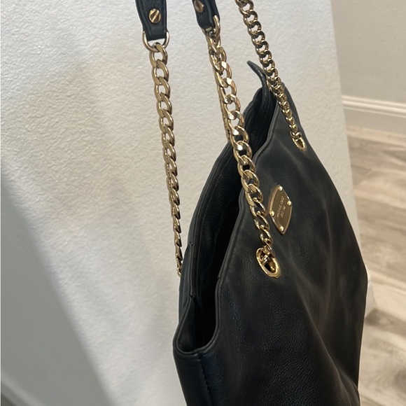 Micheal Kors leather purse - Picture 2 of 3